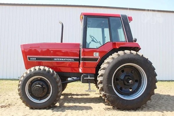1985 International 3088 MFWD Tractor